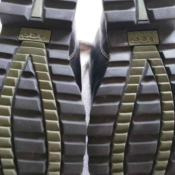 UGG Black Flats with Cozy Furry Lining - Picture 11 of 11